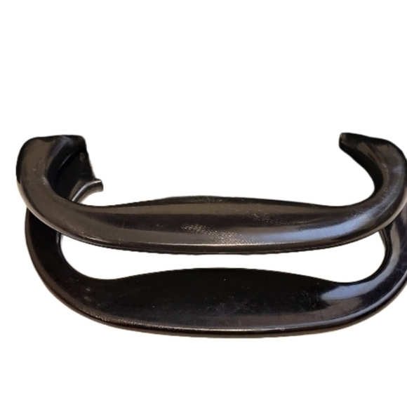 Elegant Red and Black Floral Handbag - Picture 6 of 8